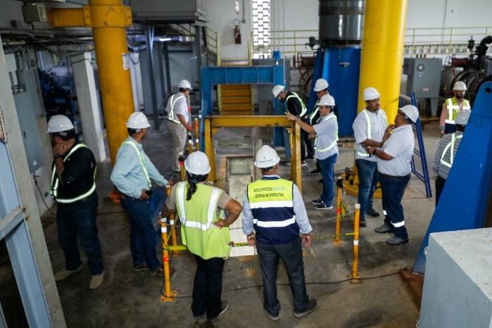 El director del Idaan, Antonio Tercero González, junto a su equipo de ingenieros, evalúa las condiciones operativas y el desgaste del primer tren de tratamiento en la planta potabilizadora de Chilibre.
