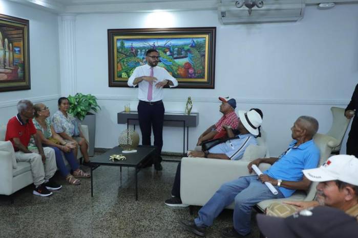 Jubilados reunidos con diputados de la Asamblea Nacional.