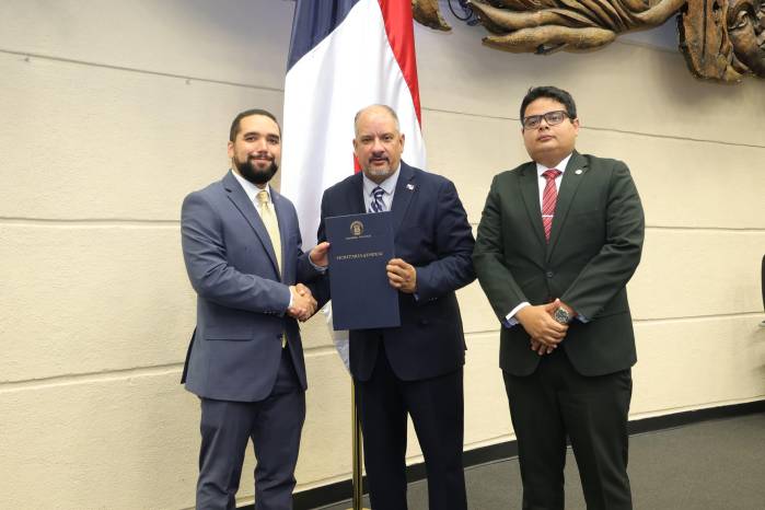 El Órgano Ejecutivo nacional promulgó la Ley 541 que crea el programa “Paraísos del Istmo”, derivado del Proyecto 385 propuesto por el diputado de la Asamblea Nacional, Roberto Zuñiga (izquierda).
