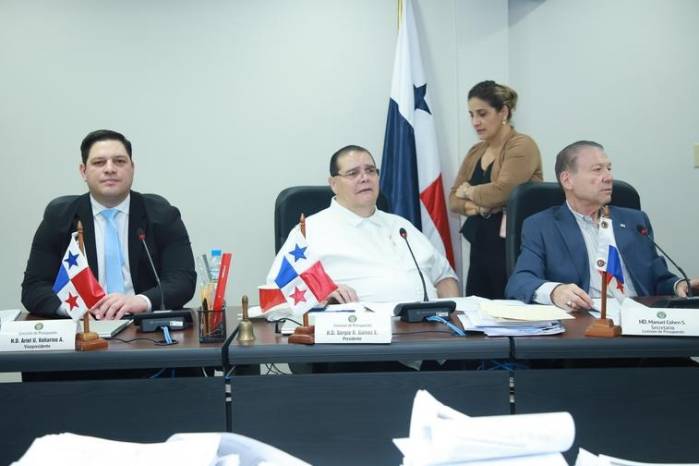 El ministro Jaime Jované defendió ante la Asamblea la reubicación temporal de oficinas del Miviot, pero su propuesta de utilizar fondos destinados a familias sin vivienda fue duramente criticada.