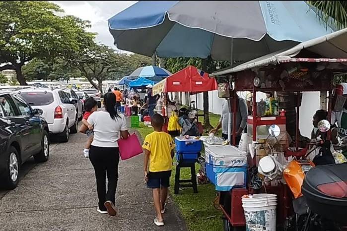El flujo de personas buscando venta de comida cerca de los cementerios se vuelve cada vez más común.