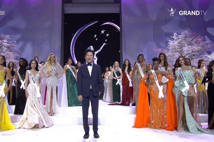 Nawat Itsaragrisil se disculpó públicamente durante la gala de presentación de las participantes de Miss Universo 2025.