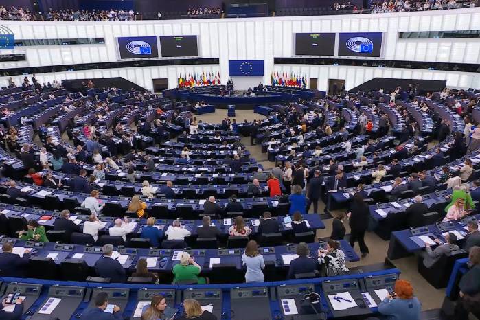 En esta sesión del parlamento los euro diputados presentes votaron, en la madrugada panameña, sobre el informe que recomendaba sacar a Panamá y otros países.