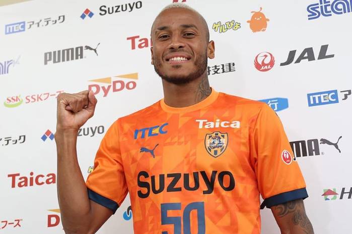 Alfredo Stephens luciendo la camiseta del Shimizu S-Pulse.