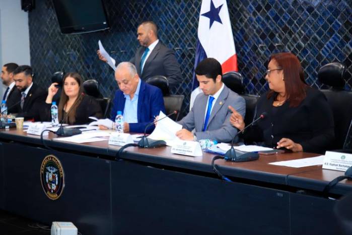 Comisión de Gobierno frena debate sobre salida de Panamá del Parlacen