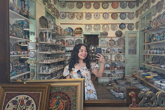 Si deseas llevarte recuerdos, Kaleiçi también ofrece una amplia zona de comercio y restaurantes. Los bazares y tiendas artesanales son tradicionales: