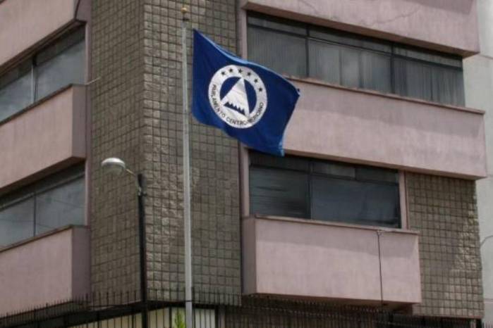 Mulino dijo que él desearía firmar un decreto y sacar al país del Parlacen.