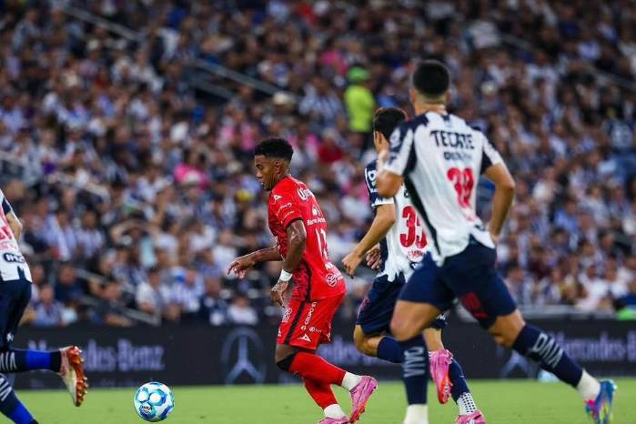 Édgar Yoel Bárcenas durante el partido contra Monterrey.