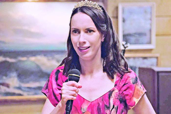 Patricia (Kate O’Flynn), la asistente del alcalde, es víctima de la exclusión social desde su adolescencia.