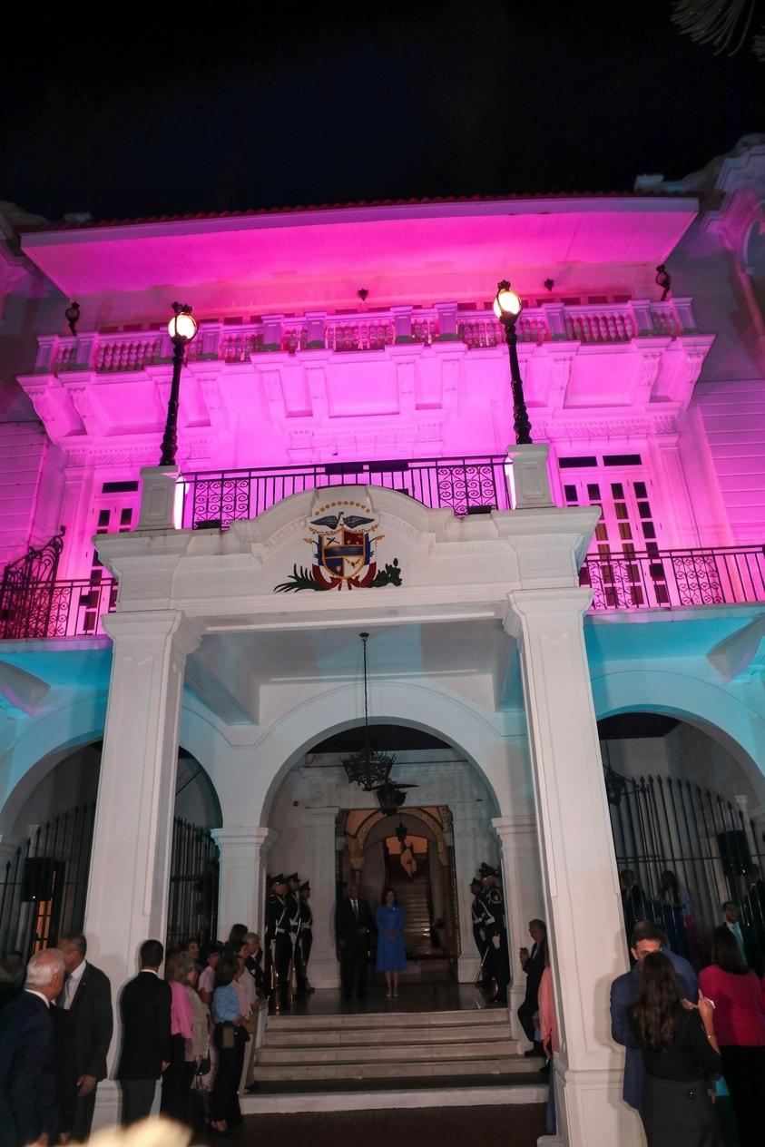 El encendido de la luces rosada y celeste en el Palacio de Las Garzas conmemorando el mes de lucha contra el cáncer de mama y próstata.