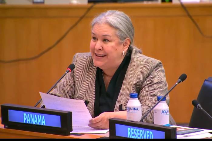 Ana Fábrega, directora del Senniaf (i), y Beatriz Carles, ministra de Desarrollo Social (d).