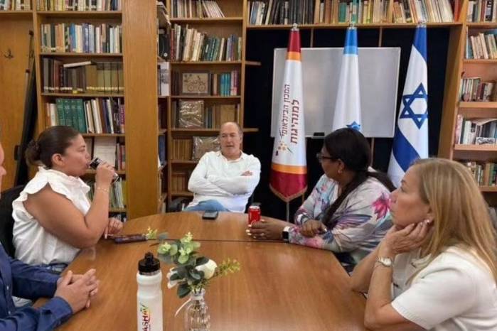 Los tres alcaldes panameños junto a el embajador de Panamá en Israel, Ezra Cohen.
