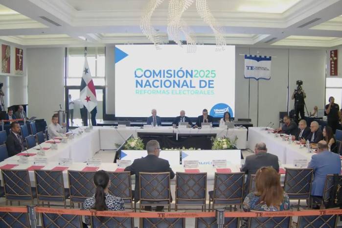 Mesa de la Comisión Nacional de Reformas Electorales.