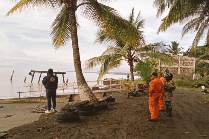 El Sistema Nacional de Protección Civil se ha mantenido en vigilancia ante la amenaza de tsunami.