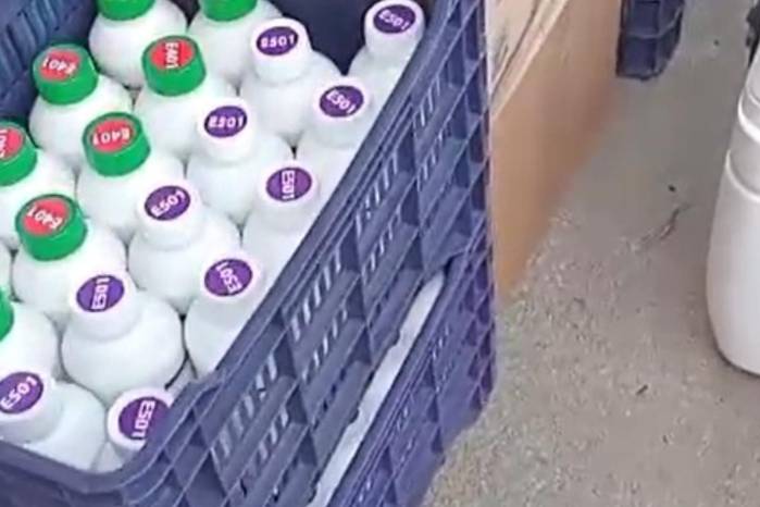 En una revisión de rutina, los inspectores de la ANA hallaron en la cabina 35 cajas color chocolate, cada una con 150 frascos de medicamentos sin descripción.