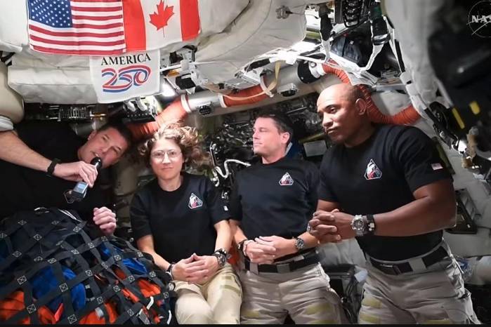 Captura de video tomada de la cuenta oficial en X @NASA que muestra desde la izquierda a los astronautas; Reid Wiseman, Christina Koch, Jeremy Hansen y Victor Glover saludando durante una conversación en directo desde la nave Orión de la misión Artemis II con el presidente de Estados Unidos, Donald Trump.