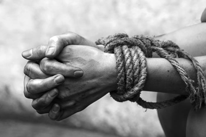 Expertos advierten que la trata de personas va más allá de la explotación sexual e incluye el trabajo forzoso, la servidumbre y otras formas de esclavitud moderna.