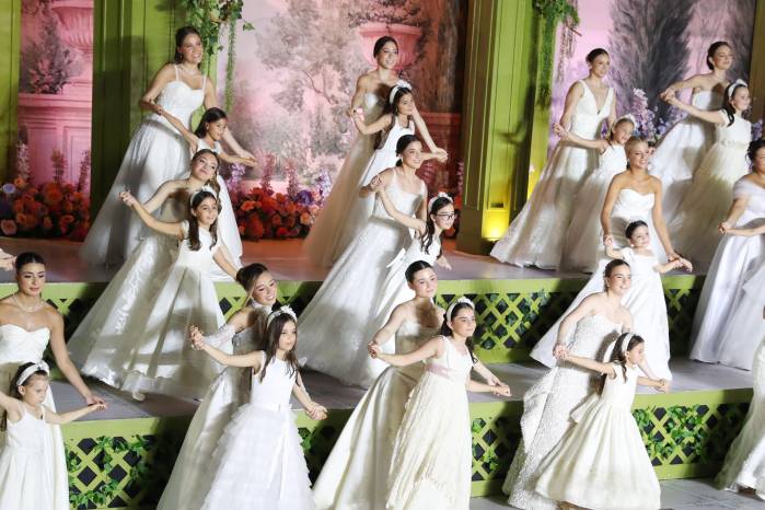 Las debutantes, junto con sus ‘hermanitas’, símbolo de la continuidad de una tradición que se celebra desde hace 70 años.