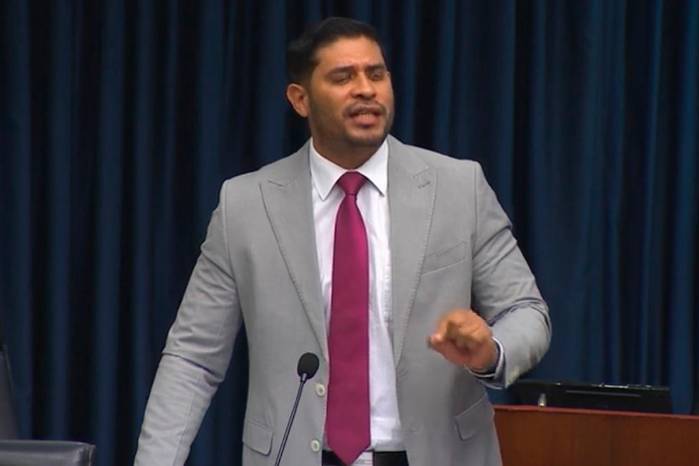 Diputado propone ley para frenar alza en facturas de telefonía e internet