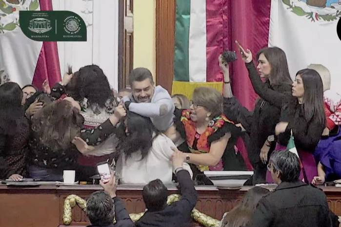 Durante el altercado se registraron jalones de cabello y forcejeos.