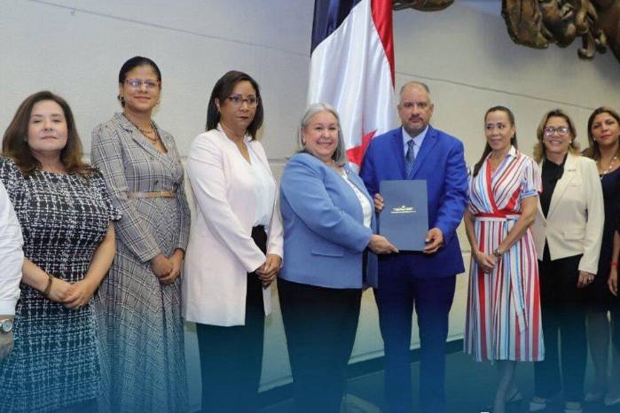 La ministra de Desarrollo Social, Beatriz Carles, presentó ante el Pleno Legislativo, el Proyecto de Ley, que busca crear el Instituto Nacional de la Mujer.