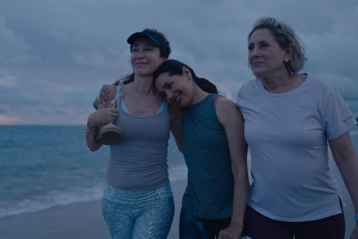La película aborda temas como la vejez, la amistad, la autonomía económica y el derecho de las mujeres a seguir imaginando nuevas posibilidades de vida en una etapa muchas veces invisibilizada.