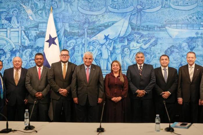 En el encuentro, se abordaron prioridades como la mejora del servicio de agua potable, la rehabilitación de carreteras y el fortalecimiento de la infraestructura.