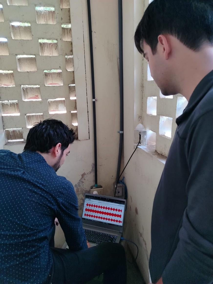 Los acelerógrafos registran la aceleración producida durante un sismo y ofrecen información de utilidad para la ingeniería. En la foto se observa una estación acelerográfica ubicada en el campus central de la USMA en ciudad de Panamá.