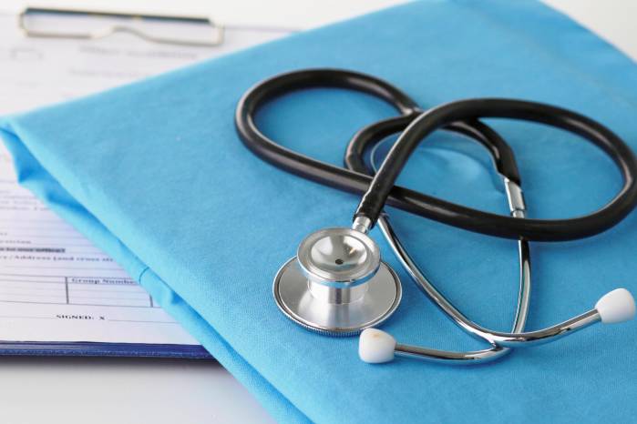 La propuesta constituye una respuesta estructural a las limitaciones del sistema de salud, especialmente en el acceso oportuno de la población a servicios médicos.