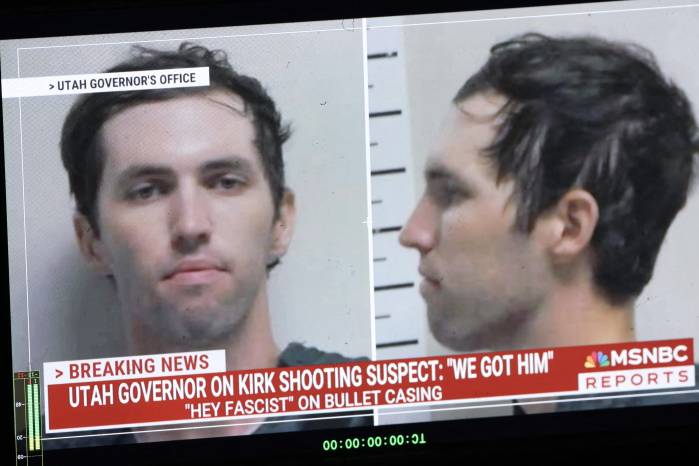 Un monitor de televisión muestra una imagen de Tyler Robinson, sospechoso de matar a Charlie Kirk el 11 de septiembre en Orem, Utah.