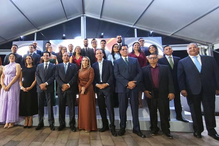 Integrantes de la junta directiva de HonduFuturo posan con jóvenes becarios este miércoles en Tegucigalpa.