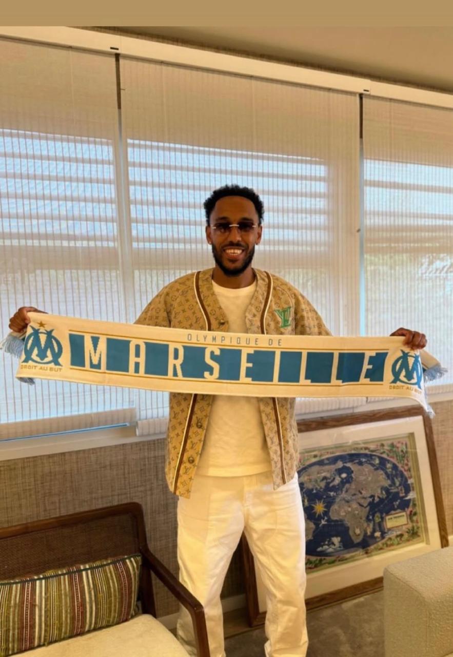 Pierre Emerick Aubameyang posando con una bufanda del Marsella.