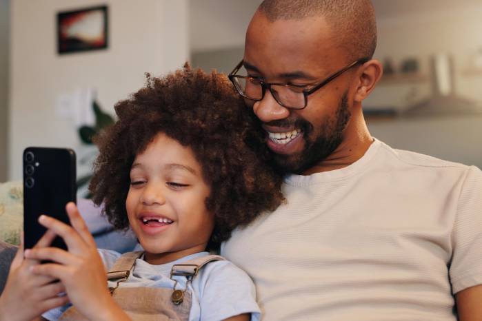 Es importante no compartir información sensible que pueda llegar a afectar la integridad física y mental de los hijos.