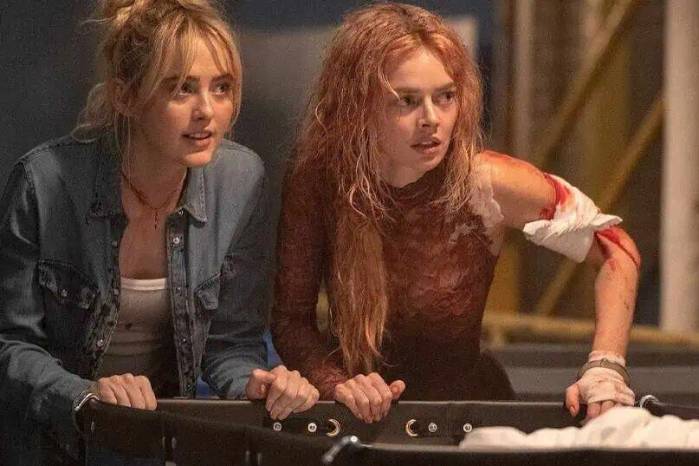 Una digna sucesora, la cinta no se toma a si mismo demasiado en serio y deja espacio para el humor y la ironía.