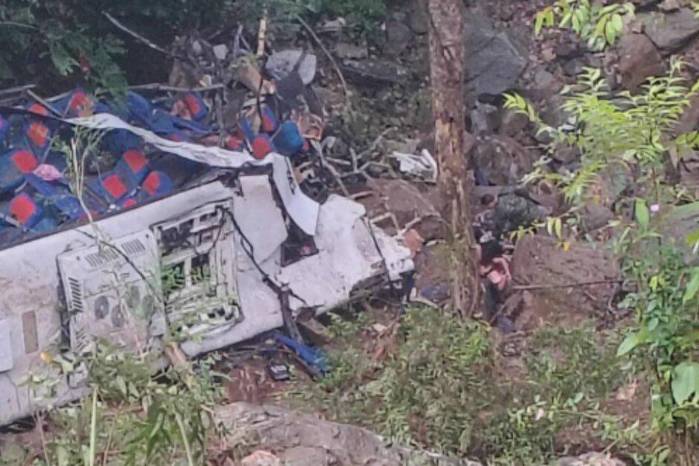 Más de una decena de fallecidos y 20 heridos tras vuelco de autobús en Colombia.