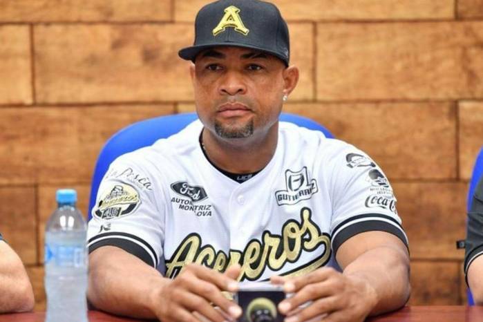 Debutó en las Grandes Ligas el 3 de septiembre de 1995 en el Yankee Stadium, en un juego en el que los Yankees cayeron 10-9 ante Oakland.