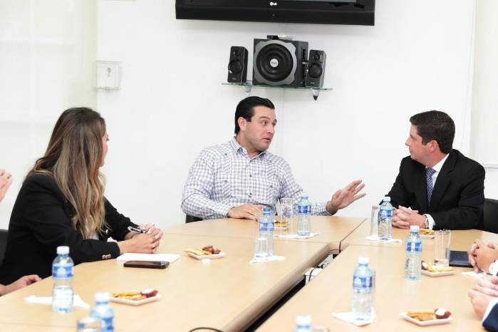 Cabrera conversa con la editora general de la La Decana, Ivette Leonardi, y Federico Alfaro Boyd, presidente del Consejo Fundacional de la Fundación Publicando Historia.