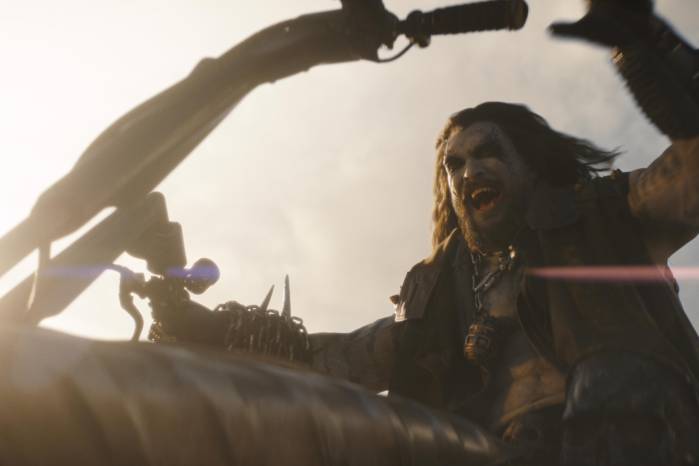 Jason Momoa capta al antihéroe Lobo con carisma y humor violento ideal para su personaje.