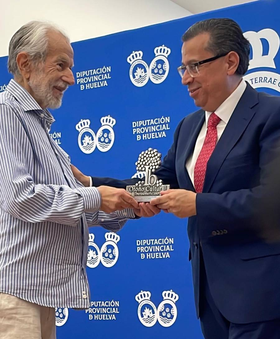 Enrique Vargas Flores, coordinador del Espacio Cultural Iberoamericano de la Secretaría General Iberoamericana (SEGIB), recibiendo en Huelva el Premio OCIb a la Cooperación Iberoamericana 2026 que concede la Asociación Cultural Iberoamericana.