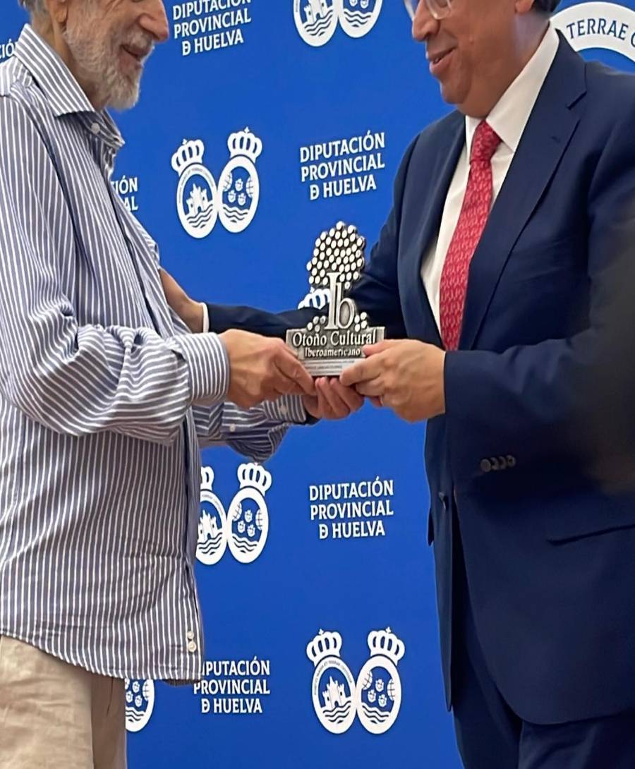 Enrique Vargas Flores, coordinador del Espacio Cultural Iberoamericano de la Secretaría General Iberoamericana (SEGIB), recibiendo en Huelva el Premio OCIb a la Cooperación Iberoamericana 2026 que concede la Asociación Cultural Iberoamericana.