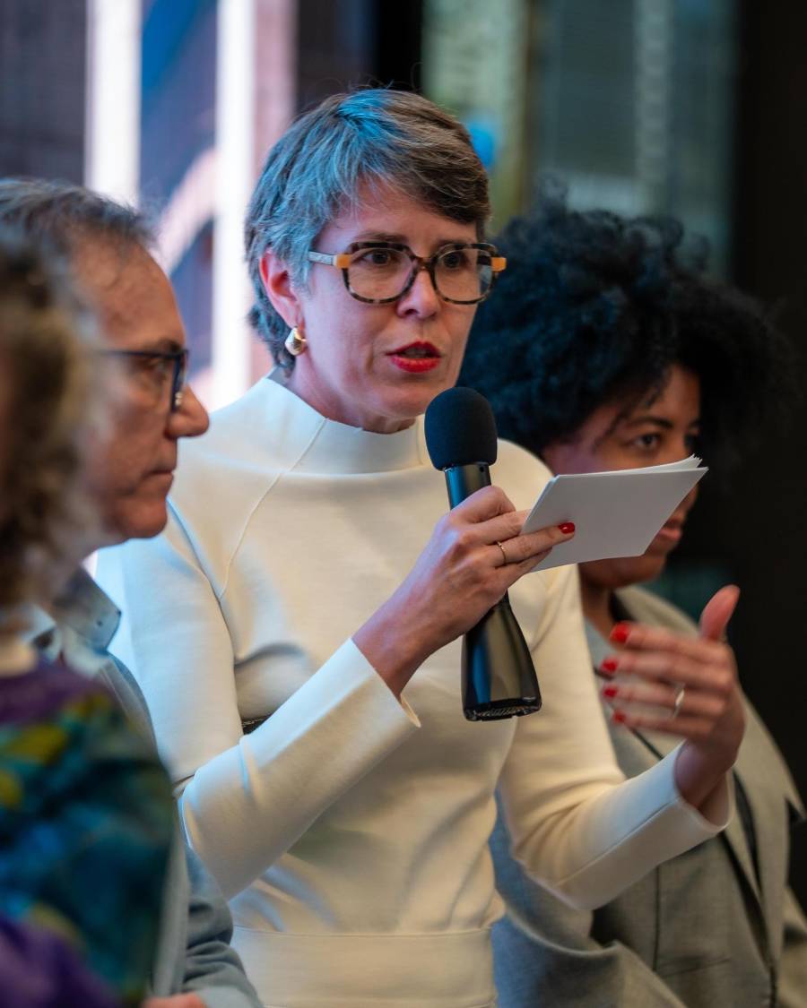 Fotografía cedida por ApexBrasil sin fecha específica de toma de la directora de negocios de la Agencia de Promoción de Exportaciones e Inversiones de Brasil (ApexBrasil), Ana Paula Repezza, hablando en Osaka.