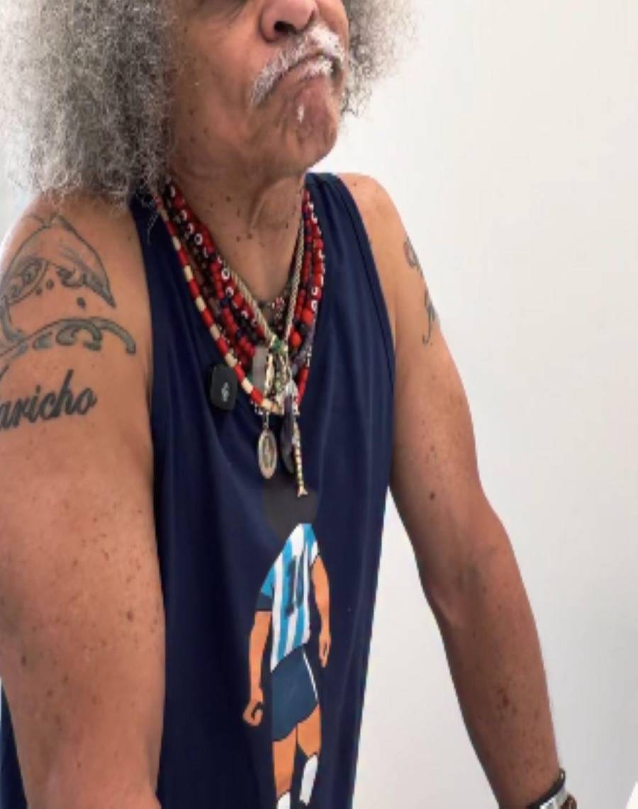 Carlos “El Pibe” Valderrama cuando en redes anunció mirandose al espero: “Creo que llegó el momento”.