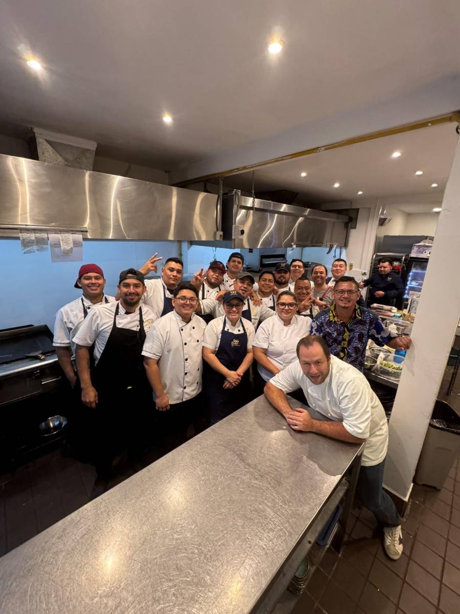Alexander Rojas, chef y propietario de Ngädri Gastronomía Panameña (camisa azul), describió su participación como una experiencia cargada de emoción y orgullo