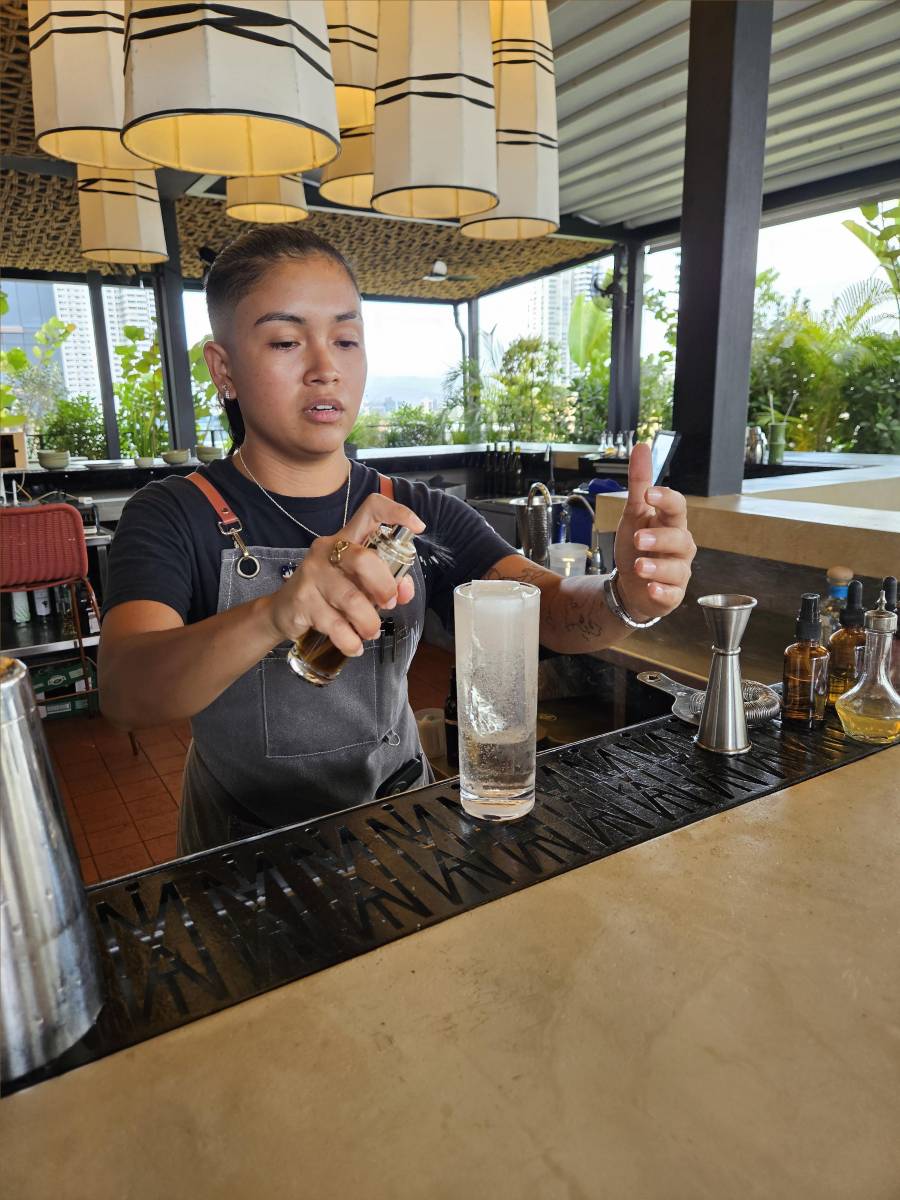 Una rociada de perfume para este cóctel muy femenino.