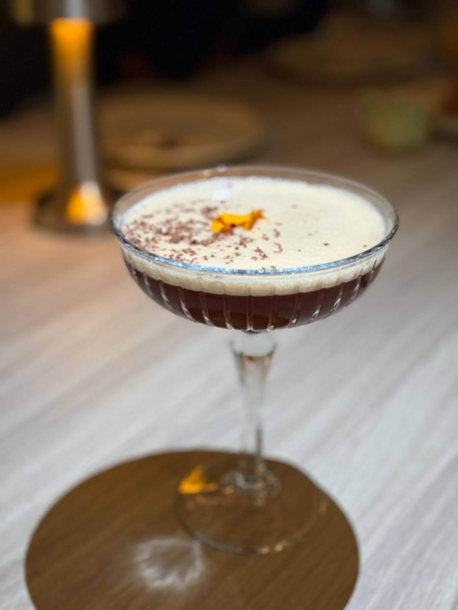 Coctel con café La Micaela, seco y licor de avellanas.