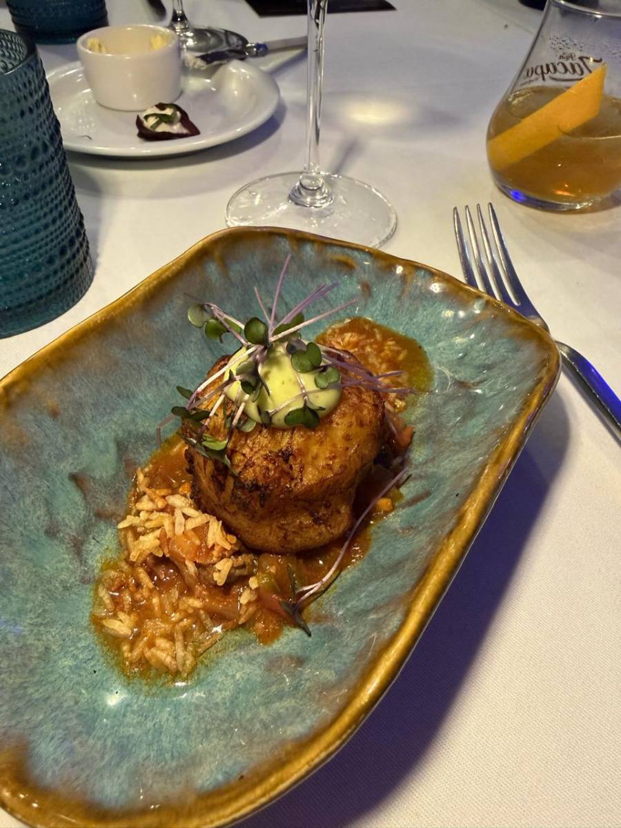 Croquetas de plátano maduro rellena de ropa viaja queso nacional salsa criolla y concolon