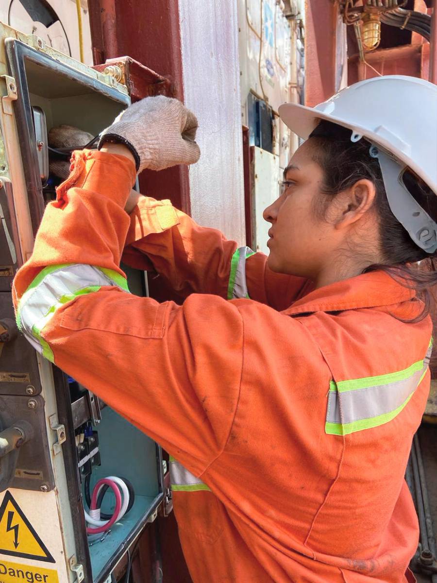 El primer embarque representa el momento en que los estudiantes dejan la teoría y comienzan a vivir la realidad del mar.