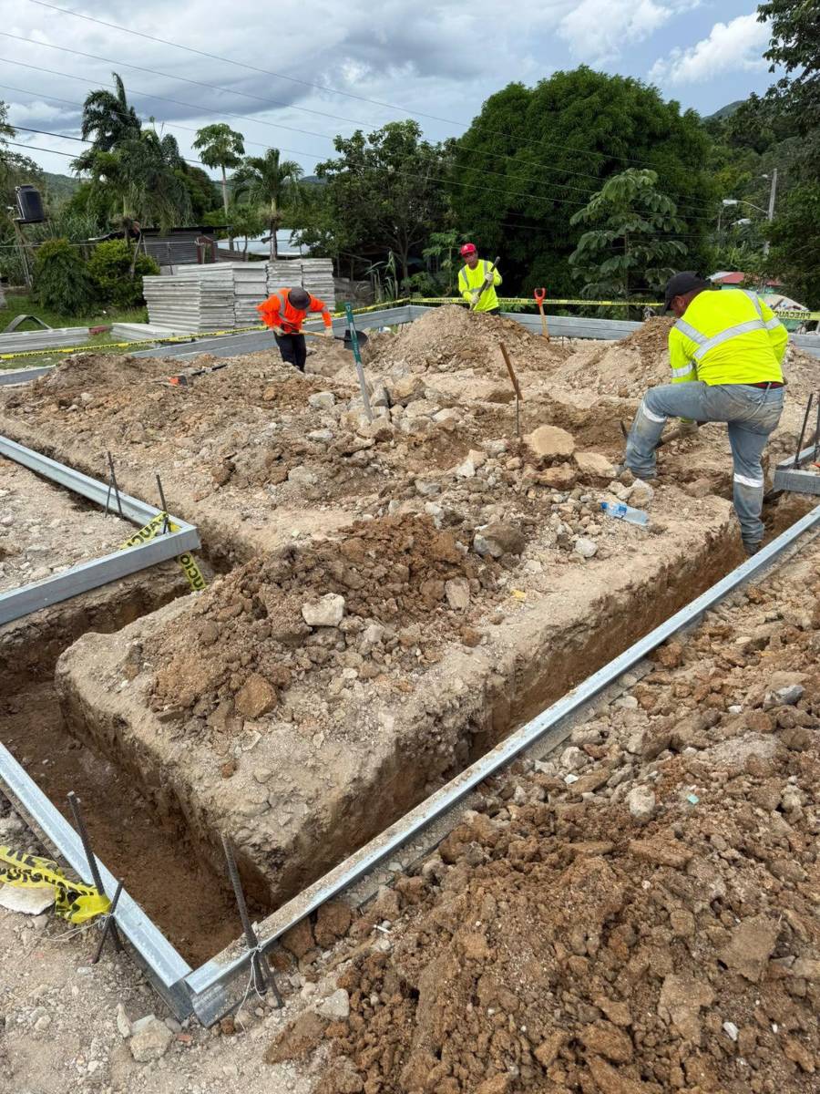 Personal del Miviot trabaja en el terreno para la reconstrucción de una vivienda para la familia damnificada por el sismo del 9 de octubre.