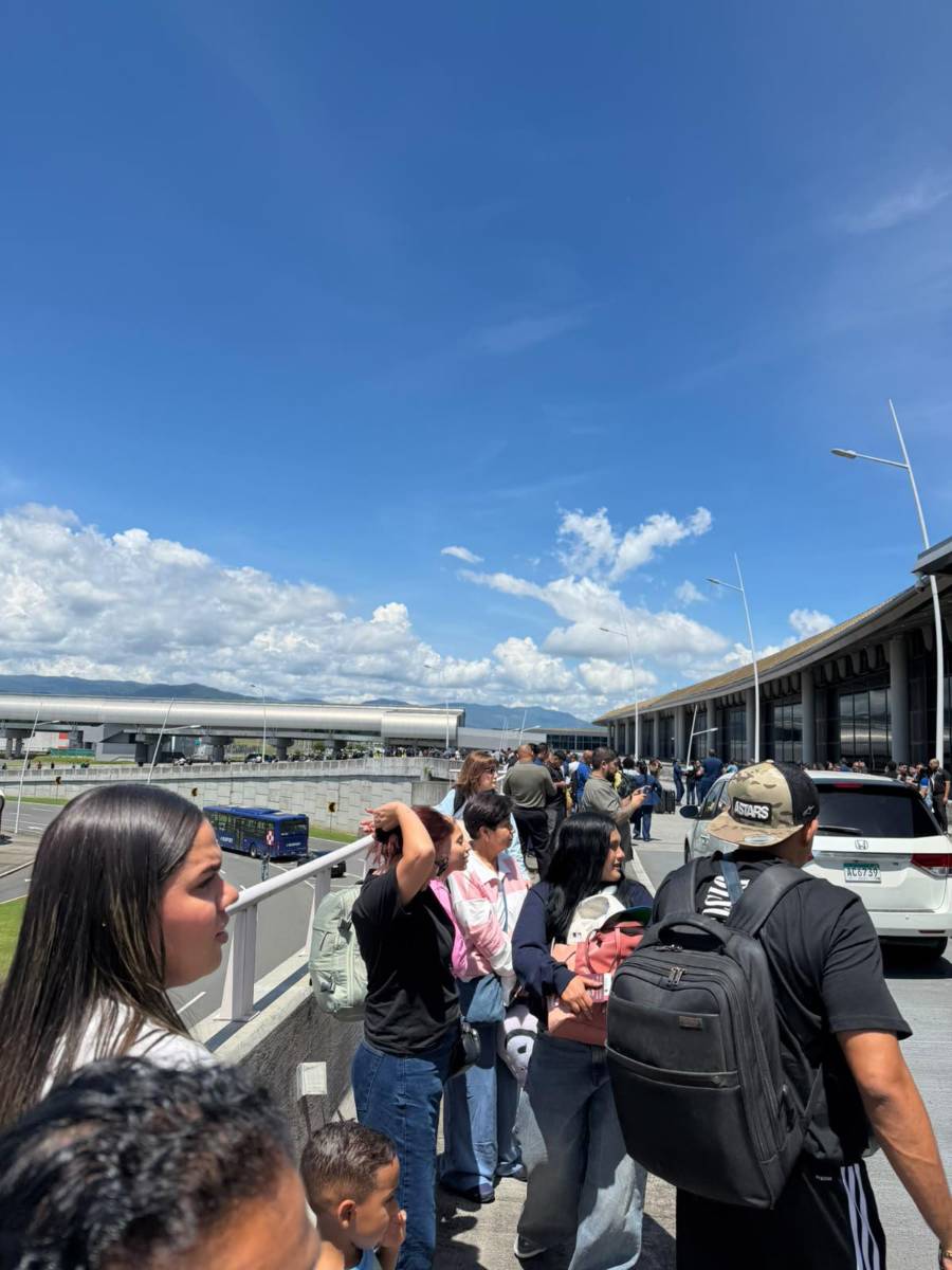 Imágenes de personas en el Aeropuerto Internacional de Tocumen tras el terremoto. Vuelos que debían aterrizar a este recinto han sido desviados.