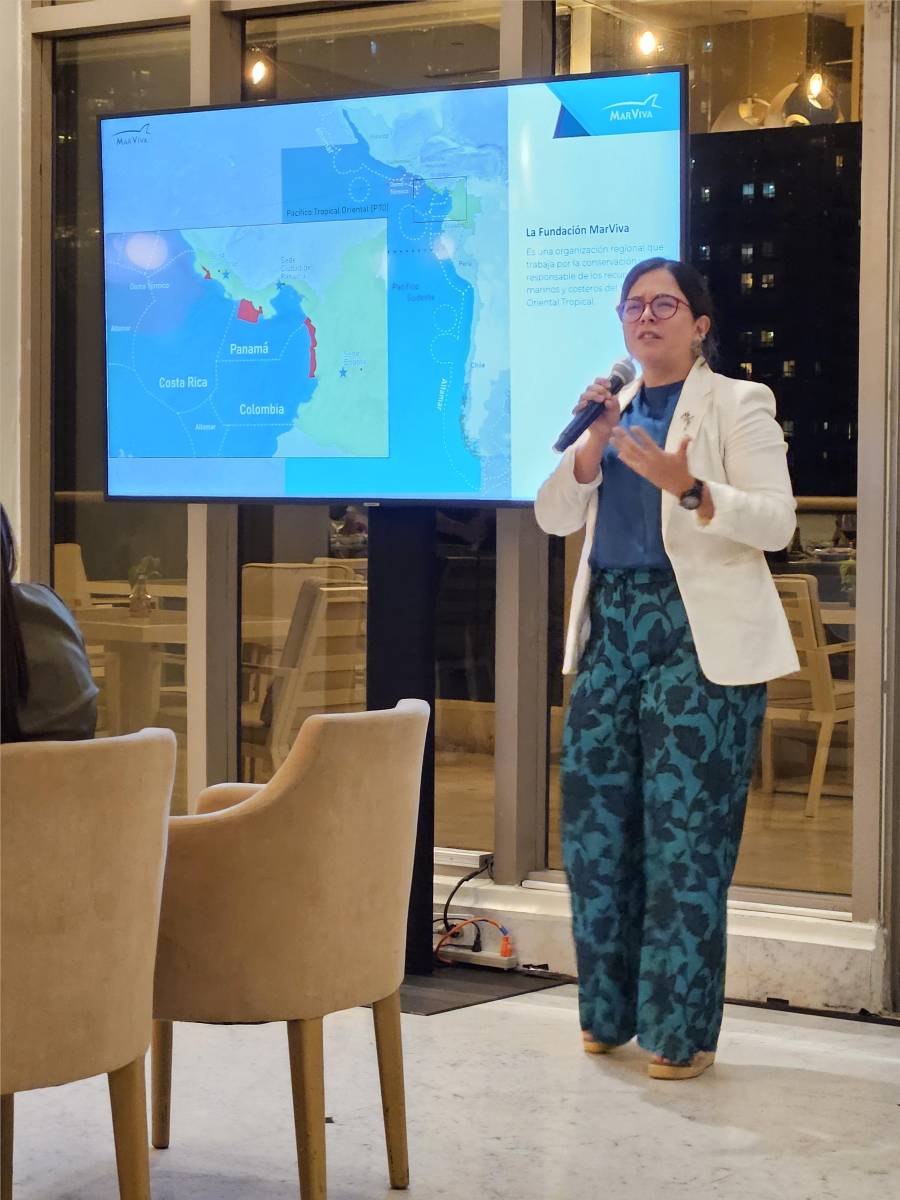 Katherine Arroyo Arce, directora general de MarViva dio la bienvenida a los asistentes.